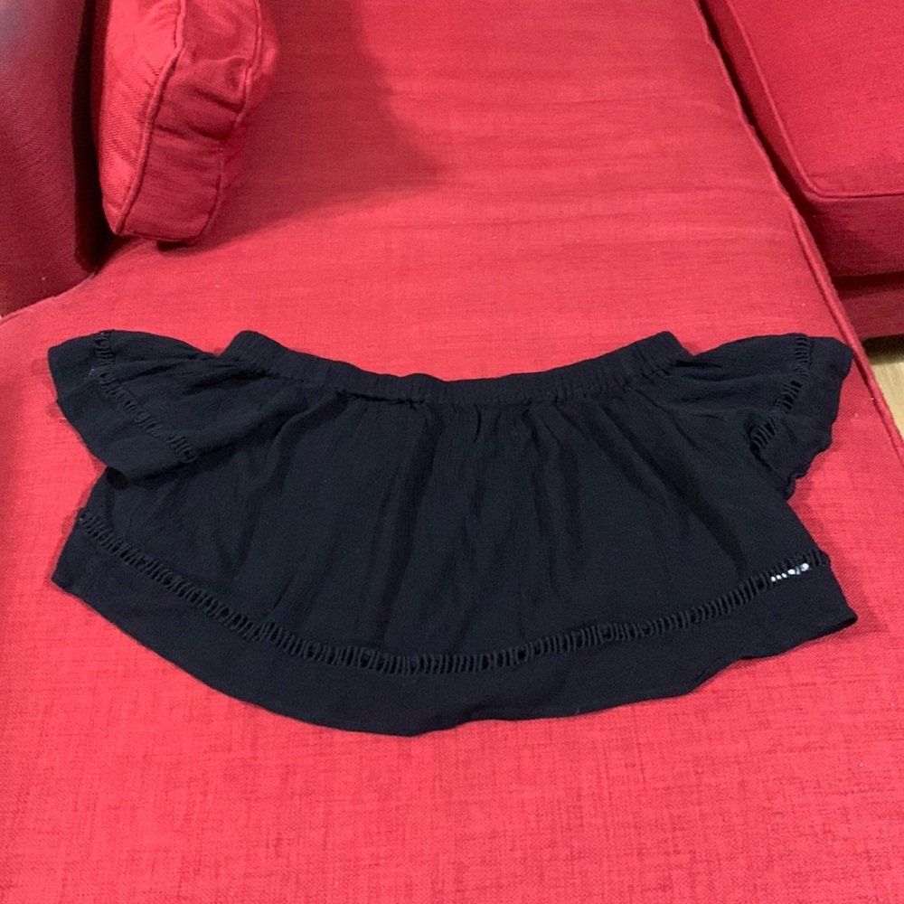 Wear this top on the shoulder or off.